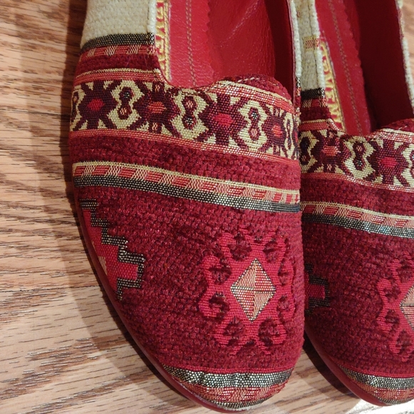 🆕 ONE OF A KIND, UNIQUE, TRADITIONAL LOOKING SHOE - Picture 4 of 5